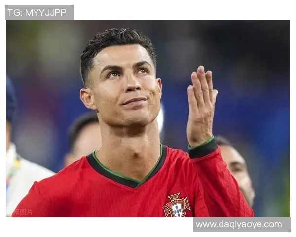 足球巨星C罗的传奇故事与辉煌成就解析：从少年到足坛天王的蜕变之路